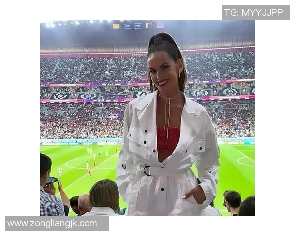 足球明星个性穿搭女展现时尚魅力与运动风格的完美结合