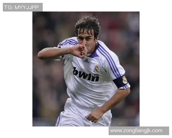 足球明星背影手绘作品展现女性艺术家的独特视角与情感表达 足球明星背影手绘作品展现女性艺术家的独特视角与情感表达